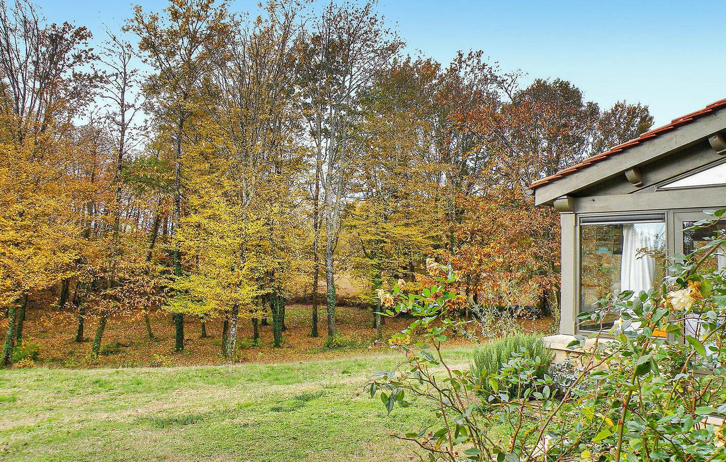 Appartement avec vue panoramique et parking, grill et lecteur DVD in La Chapelle-Aubareil, Périgord Noir