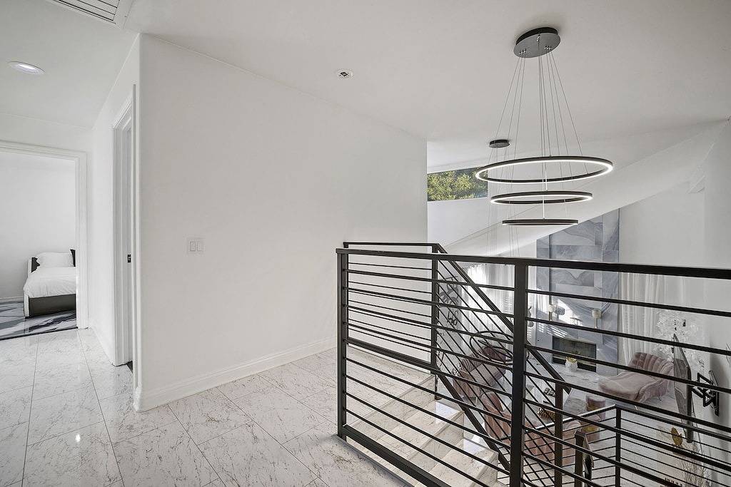 Gated Luxurious Modern Hills Oasis Estate Pool/Spa in Los Angeles, San Fernando Valley