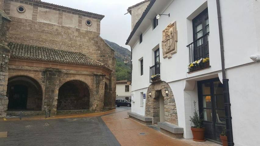 Hotel para 19 personas, con Balcón además de Terraza y Jardín en La Rioja