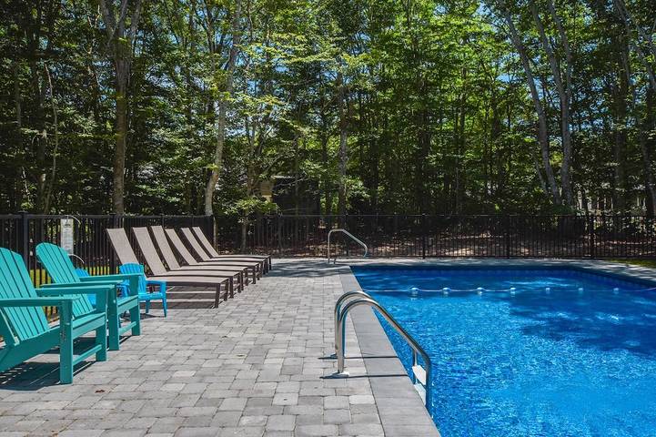 Vacation rental for 10 people, with pool and yard in Brewster