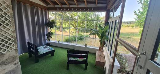 Gîte pour 2 personnes, avec terrasse ainsi que vue et jardin à Saint-Vaury