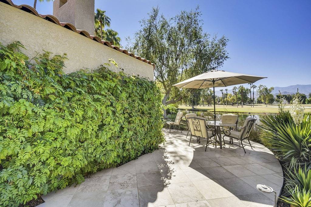 Ganze Wohnung, Elegante Villa Am See: Inbegriff des Indoor-Outdoor-Palm-Springs-Lebensstils ~ verwaltet von Greenday! in Rancho Mirage, Coachella Valley