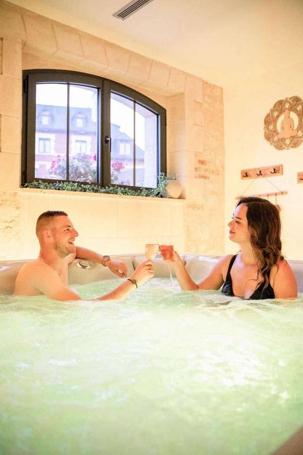 Domaine du lion rouge Piscine et Spa in Coucy-le-Château-Auffrique, Aisne