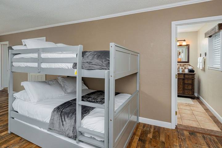 Vacation rental for 19 people, with terrace and hot tub, with pets in Lake Texoma