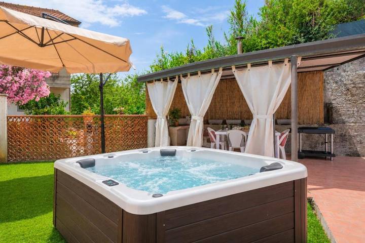 Ferienwohnung für 7 Personen, mit Whirlpool und Terrasse sowie Garten und Ausblick in Carrara