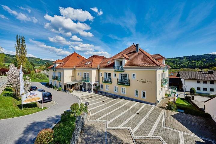 Hotel, mit Balkon und Terrasse sowie Whirlpool und Garten in Neukirchen (Niederbayern)