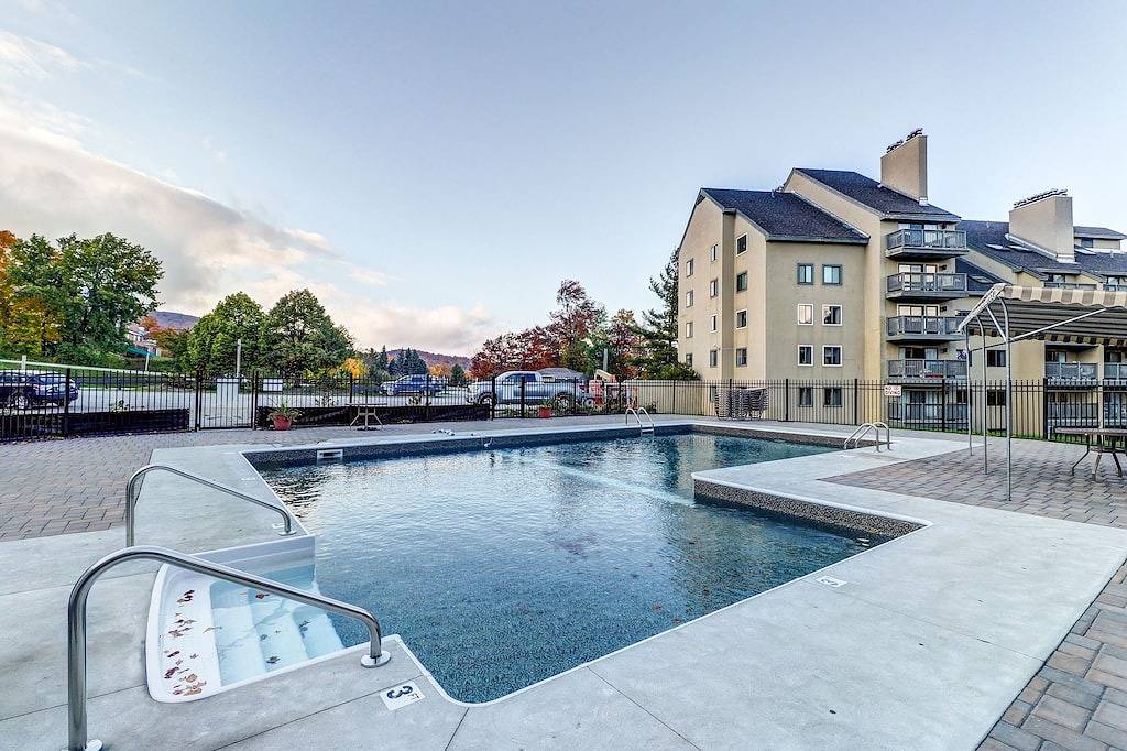 Ganze Wohnung, Neue Auflistung! Gemütliche Wohnung mit gemeinsam genutzten Pools, Whirlpool und Sauna auf der Ski-Shuttle-Route! in Killington, Rutland County