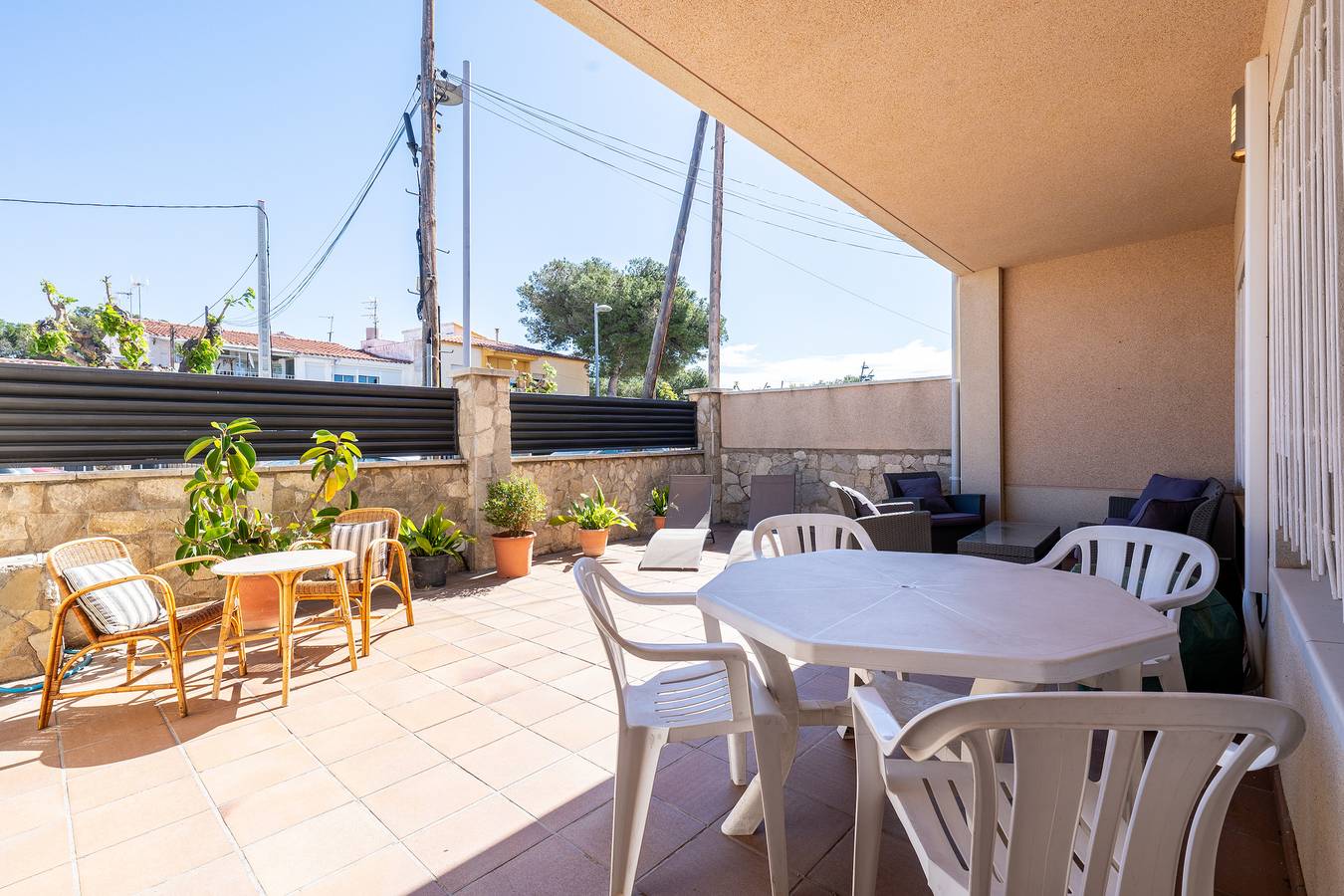 Apartamento entero, Apartamento 'Agua De Sal' con piscina compartida, Wi-Fi y aire acondicionado in Montroig, Costa Dorada