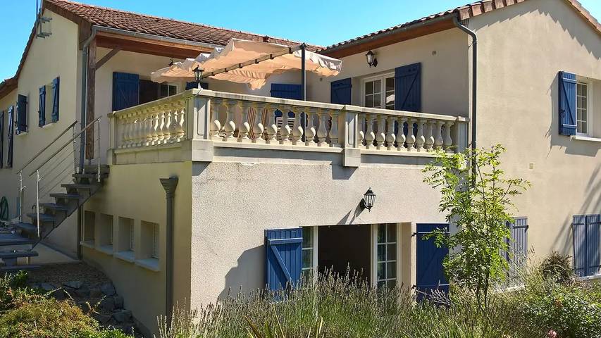 Location de vacances pour 8 personnes, avec Terrasse ainsi que Jardin et Piscine à Vasles - 2