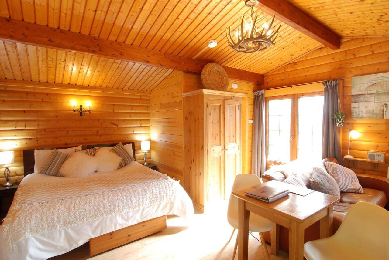 Larches Lodge Norwegian log cabin, wood stove & spa in Church Stretton, Shropshire Hills