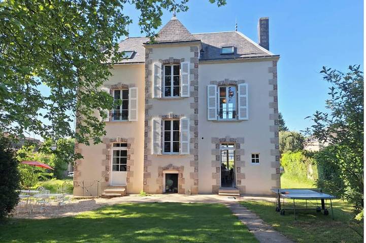 Location de vacances pour 10 personnes, avec jardin à Montournais