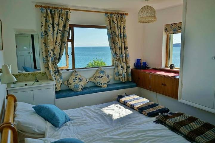 The Cottage - Sea Views, Direct Access to Beach in Amroth, Pembrokeshire