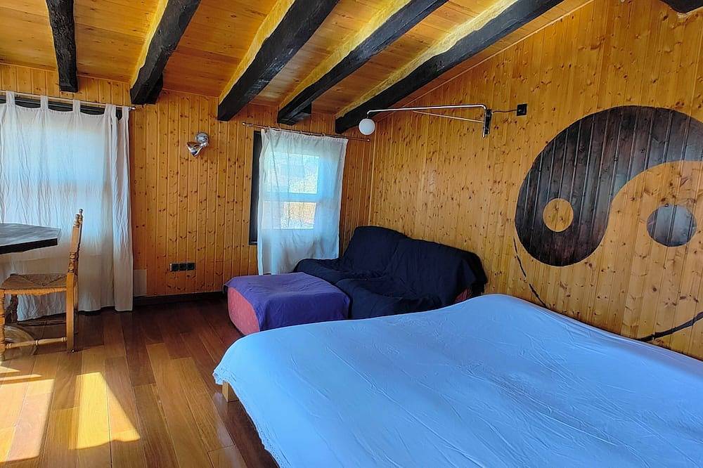 Apartamento entero, Ático-loft con luz natural y sol todo el día con vistas al centro de la ciudad. in Olot, Parc Natural de Zona Volcànica de la Garrotxa