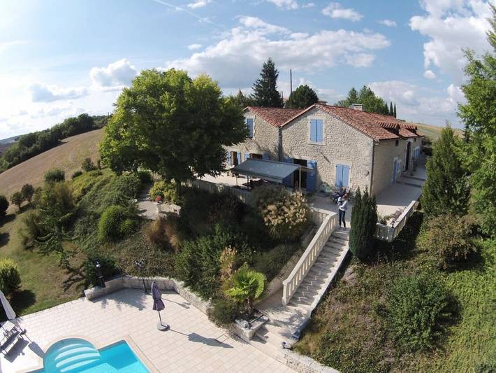 Location de vacances pour 26 personnes, avec piscine et vue ainsi que jardin et sauna, adapté aux familles à Salles-Lavalette