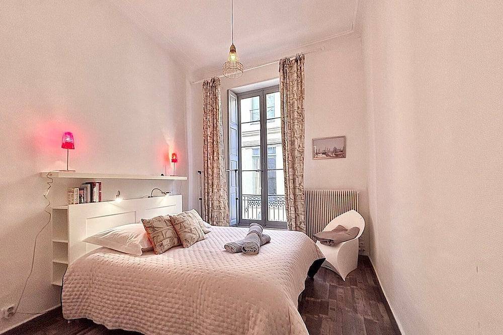Appartement entier, Maison Carré, 2 chambres, climatisation in Nîmes, Région de Nîmes