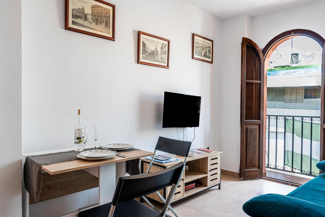 Entire apartment, Apartment 'Alameda De Hercules Sevilla' with Balcony, Wi-Fi and Air Conditioning in Casco Antiguo, Sevilla