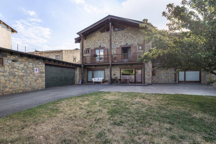 Ferienhaus 'Can Vall Bellver' mit Bergblick, privater Terrasse, Wlan in Bellver de Cerdanya, Katalanische Pyrenäen