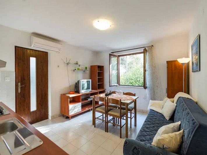Ferienwohnung für 4 Personen, mit Terrasse und Garten in Zavala