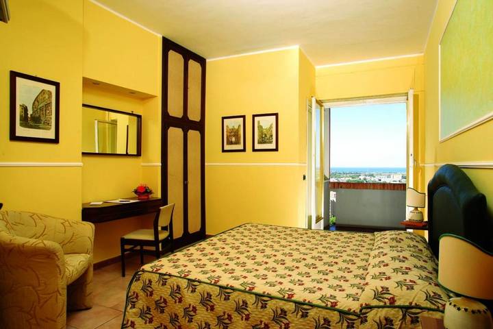 Hotel per 4 persone, con terrazza - 1