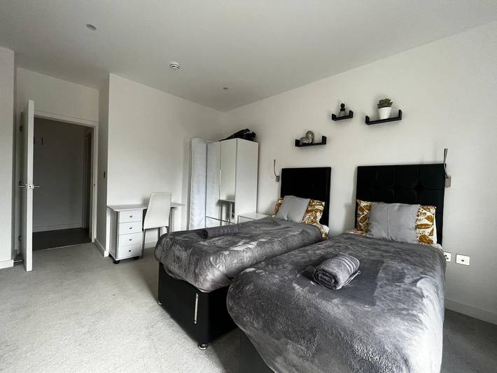 Entire holiday apartment, Grosvenor Rd - 2-Bedrooms - Sleeps 5 - Parking in Hertfordshire