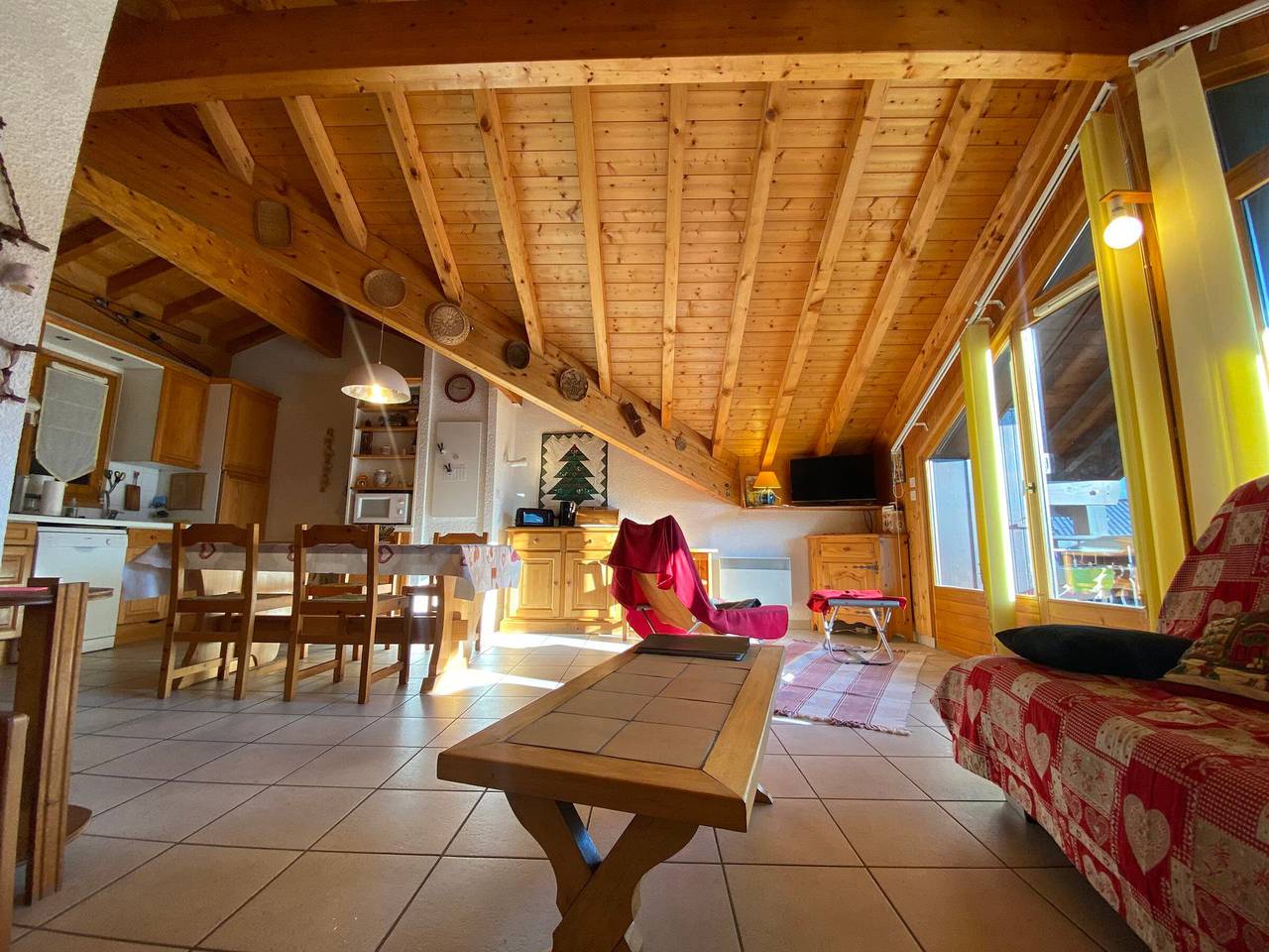 Entire apartment, Bright apartment in central Samoëns with parking in Samoëns, Bonneville region
