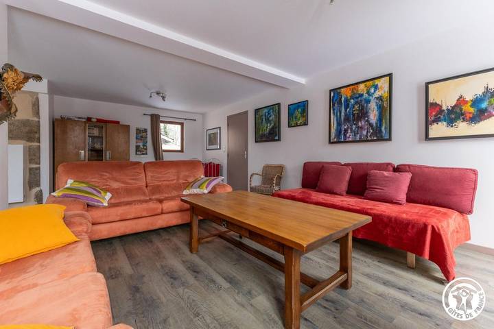 Gîte pour 14 personnes, avec piscine ainsi que terrasse et jardin à Charensat - 3