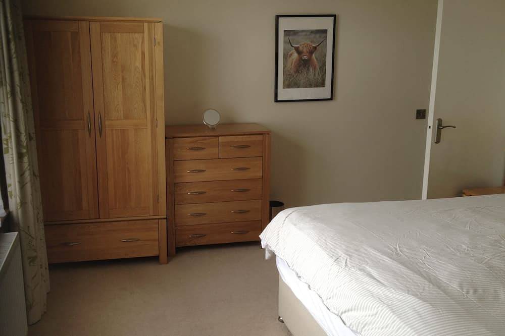 Licence No: Stb 4* Large Property & Garden, Sleeps 8. Free Wifi in Elgin, Moray