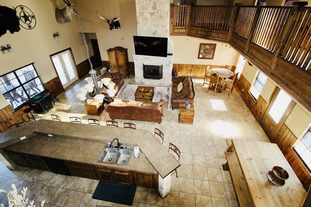 Großes Haus, große Freiflächen und ein privater Pool, perfekt für große Familien in Rio Frio, Real County