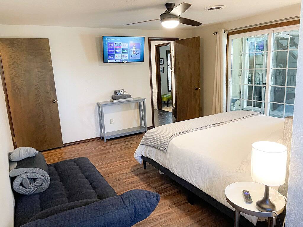 4000 sq ft Retreat, Sleeps 16, Large Great Room, Hot tub & Pool, Two masters in Kennewick, Washington