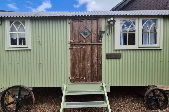 Glamping for 2 people, with garden in Wiltshire