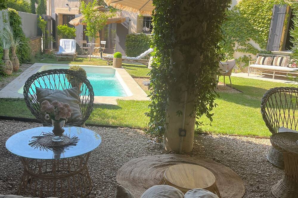 Beautifully restored country house with swimming pool in Le Pin, Nimes und Umgebung