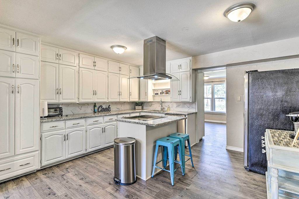 1 Mi to At&T Stadium: Downtown Arlington Home in Arlington, Tarrant County