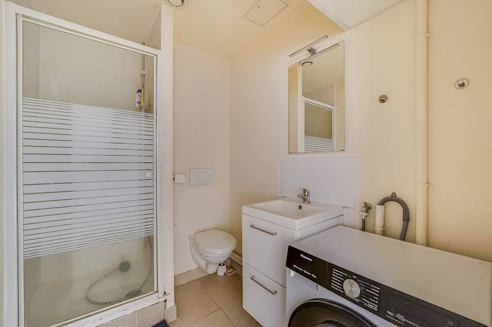 Ideal location: Serge Gainsbourg metro station at the foot of the building. in Les Lilas, Sena-Saint Denis