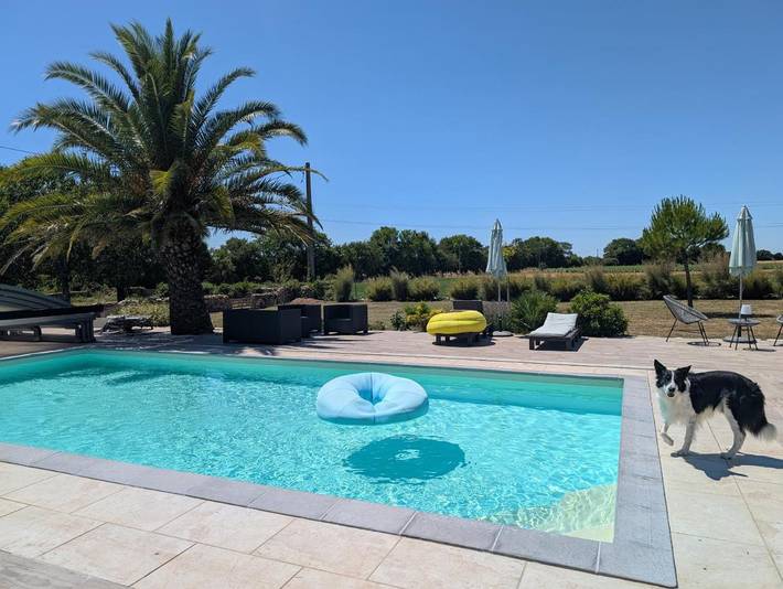 Location de vacances pour 2 personnes, avec Terrasse et Jardin ainsi que Piscine et Vue dans Charentenay