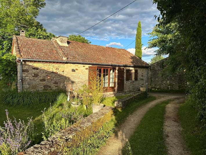 Location de vacances pour 3 personnes, avec vue ainsi que jardin et piscine à Sauveterre-la-Lémance - 2