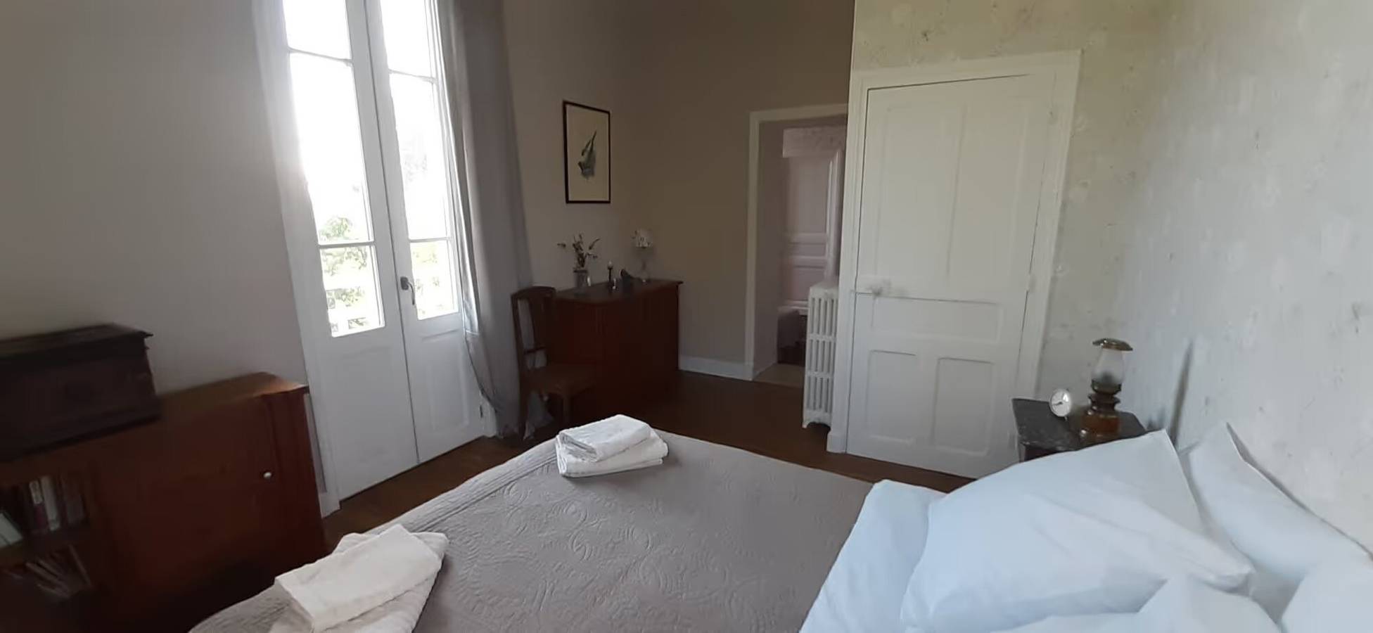 Chambre d’hôtes « Chambre Aux Oiseaux » avec jardin partagé in Hautefort, Périgord Noir