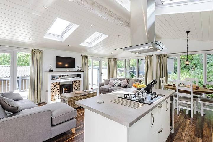Chalet for 4 people, with hot tub and terrace as well as balcony/terrace on the Isle of Wight