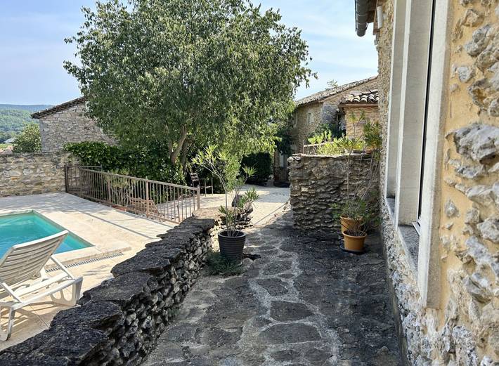 Gîte pour 8 personnes, avec terrasse ainsi que piscine et jardin