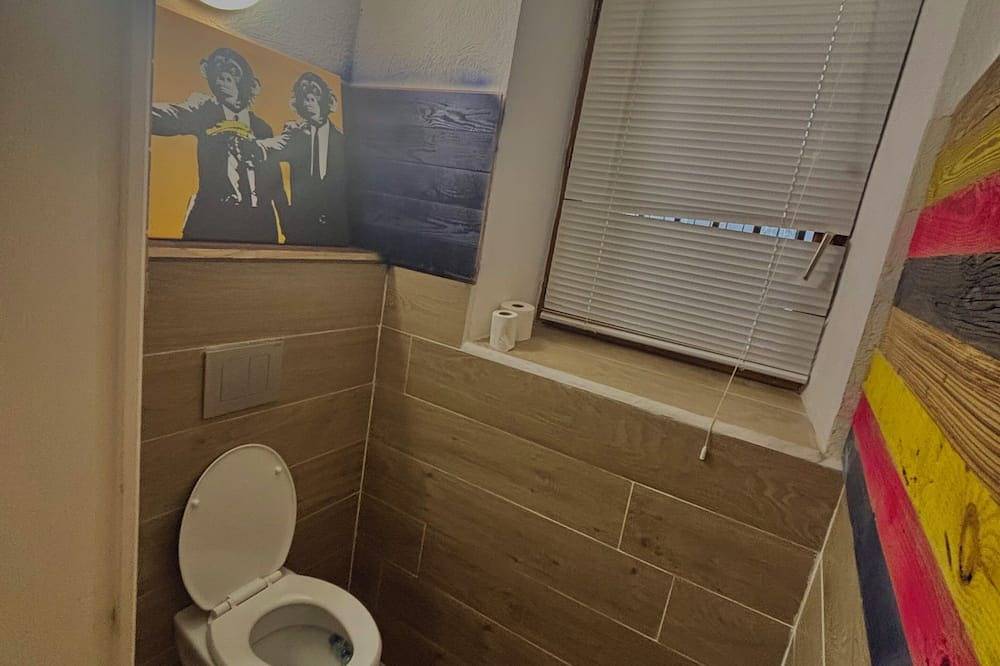 Entire apartment, In the heart of Le Beausset T2 47M² ground floor Renovated and equipped in the city center in Le Beausset, Toulon region