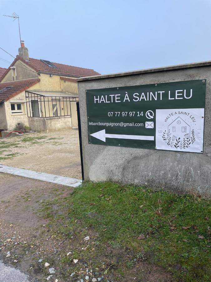 Location de vacances pour 5 personnes, avec vue ainsi que terrasse et jardin à Saint-Laurent-d'Andenay - 2