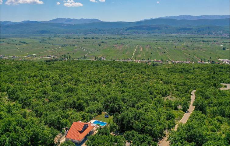 Sonniges Apartment mit Pool und Parkplatz – WLAN inklusive in Imotski, Makarska Riviera