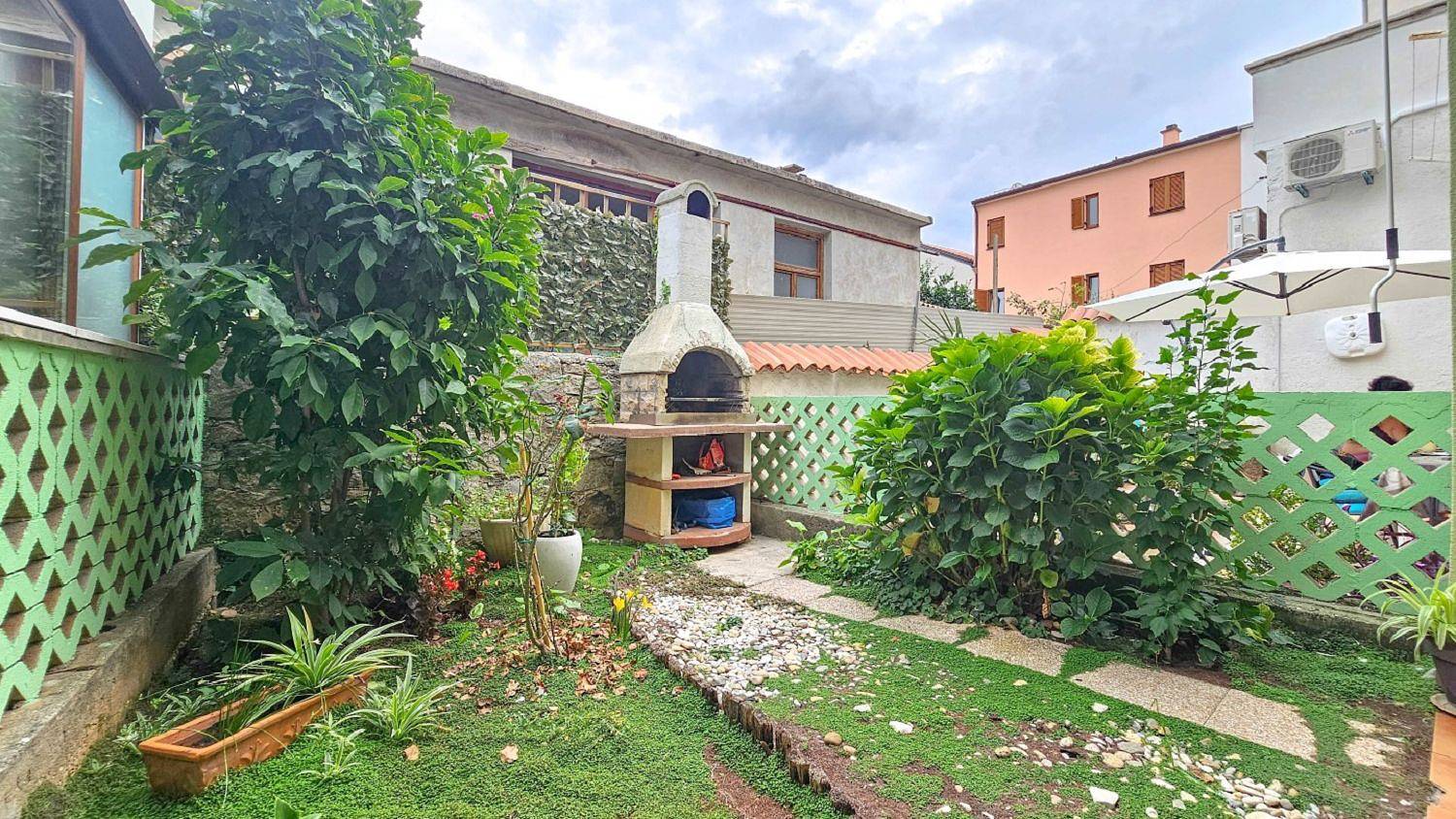 Ganze Wohnung, Charmantes Familienapartment nur 30 Meter zum Strand mit Steingrill in Novigrad, Umag und Umgebung