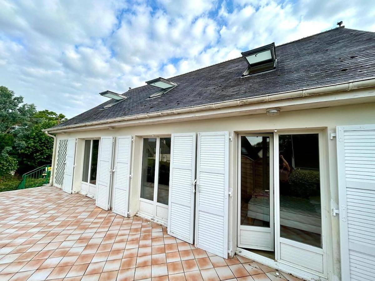 Villa Saint Antoine, vue mer à 60m de la plage in Jonville, Réville