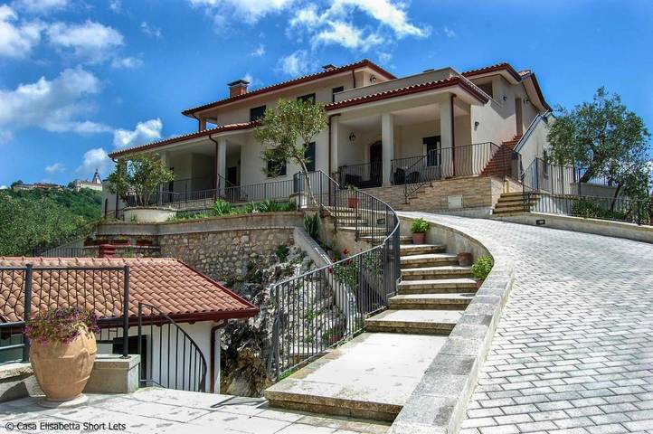 Gîte pour 5 personnes, avec vue ainsi que piscine et jardin, animaux acceptés à Caposele