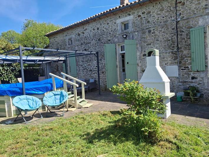 Location de vacances pour 7 personnes, avec jardin ainsi que piscine et vue, animaux acceptés à Roussines - 2