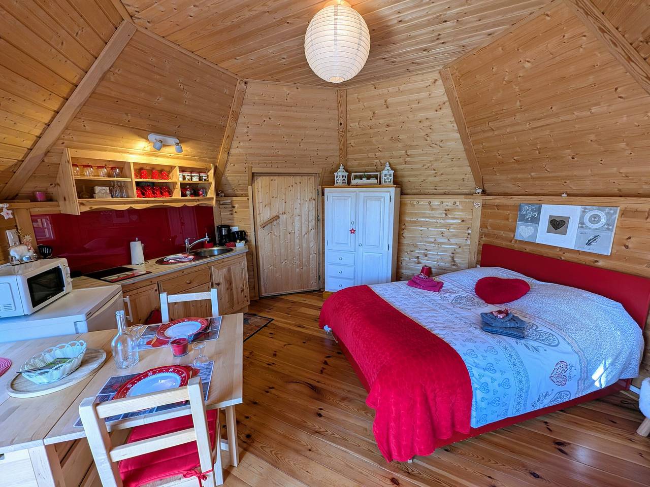 Kota rouge climatisé, séjour nature pour deux près de la Saône in Mantoche, Haute-Saône