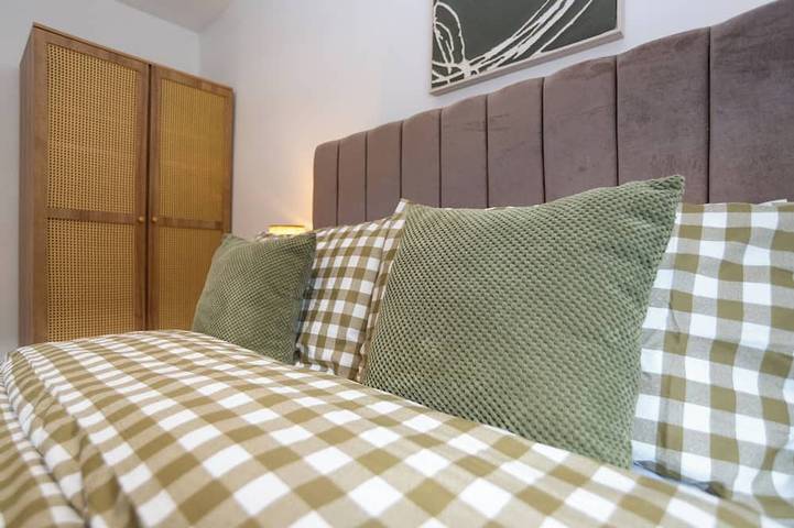 Entire apartment, Stylish Winchester Apartment | Sleeps 4 | Free Parking | Walk to City Centre in Winchester, South Downs