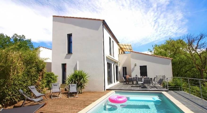 Location de vacances pour 8 personnes, avec vue ainsi que jardin et piscine à Saint-Jean-Pla-de-Corts