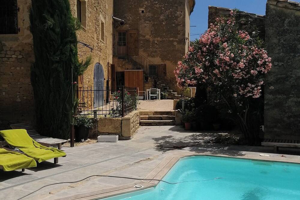 Beautiful comfortable gite, private pool and enclosed garden, pets welcome in Argilliers, Nimes region