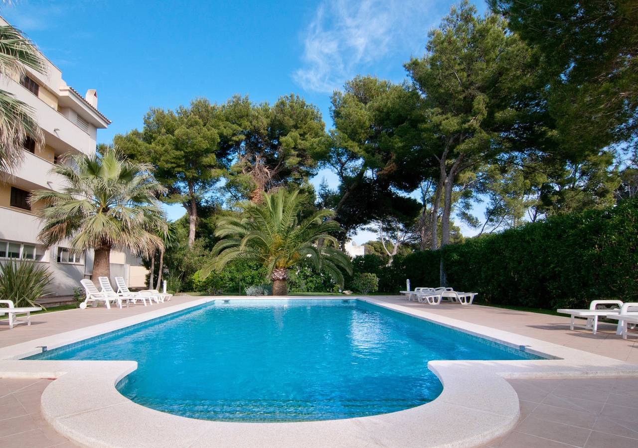 Apartamento entero, Apartamento Drac Blanc 1-4 cerca de la playa con vistas al mar, piscina, terraza y Wi-Fi in Cala Rajada, Capdepera